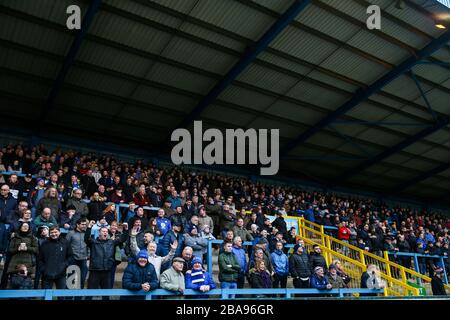 I fan di FC Halifax Town guardano la partita durante la partita della Vanarama Conference Premier League allo Shay Foto Stock