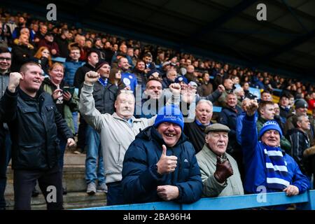 I fan di FC Halifax Town guardano la partita durante la partita della Vanarama Conference Premier League allo Shay Foto Stock