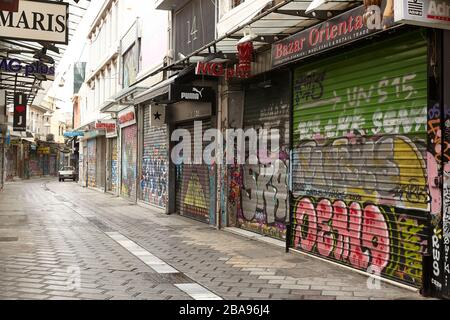 Negozio chiuso al mercato monastiraki Atene Grecia, coronavirus Foto Stock