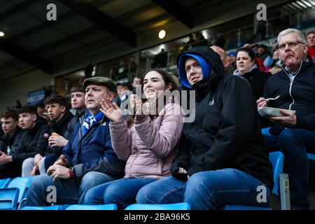 I fan di FC Halifax Town guardano la partita durante la partita della Vanarama Conference Premier League allo Shay Foto Stock