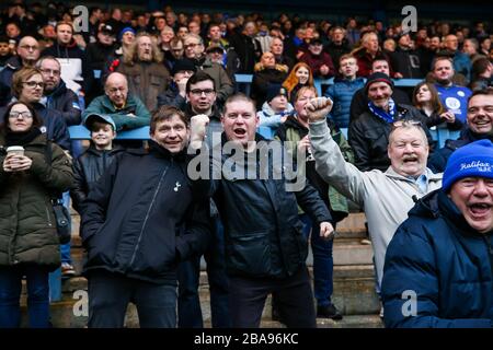 I fan di FC Halifax Town guardano la partita durante la partita della Vanarama Conference Premier League allo Shay Foto Stock