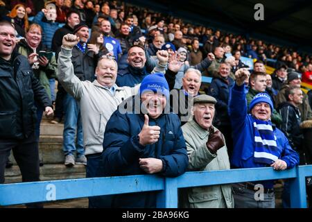 I fan di FC Halifax Town guardano la partita durante la partita della Vanarama Conference Premier League allo Shay Foto Stock