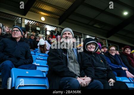 I fan di FC Halifax Town guardano la partita durante la partita della Vanarama Conference Premier League allo Shay Foto Stock