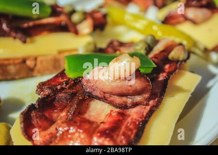 Tapas tradizionali spagnole con pancetta e formaggio sul pane Foto Stock