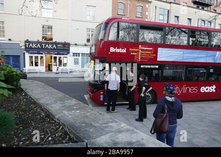 pic show: Covid-19 Lockdown in Bristol polizia chiamato come questo autobus è stato attaccato immagine da Gavin Rodgers / Pixel8000 Foto Stock