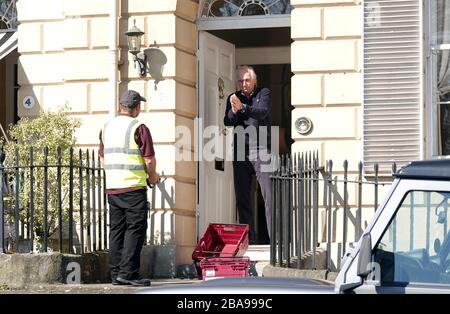 pic show: Covid-19 Lockdown a Bristol uomo anziano ha dato un namaste grazie al suo driver di consegna di cibo dopo Picture di Gavin Rodgers / Pixe Foto Stock