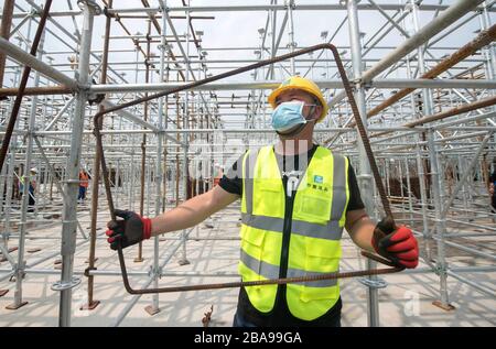 (200326) -- WUHAN, 26 marzo 2020 (Xinhua) -- UN membro del personale lavora in un cantiere di costruzione a Wuhan, provincia di Hubei della Cina centrale, 26 marzo 2020. Un progetto a Wuhan intrapreso dalla China Construction Third Engineering Bureau Co., Ltd ha ripreso ufficialmente i lavori mercoledì. Attualmente, più di 400 manager e lavoratori sono tornati nel cantiere e più di 500 lavoratori torneranno a lavorare la prossima settimana. Il 25 marzo, l'applicazione della ripresa della costruzione è stata approvata dalla sede di controllo COVID-19 della Wuhan East Lake High-tech Development zone dopo un rigoroso esame Foto Stock