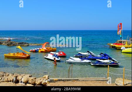 Noleggio moto d'acqua sulla spiaggia di Paphos, una popolare località turistica a Cipro Foto Stock