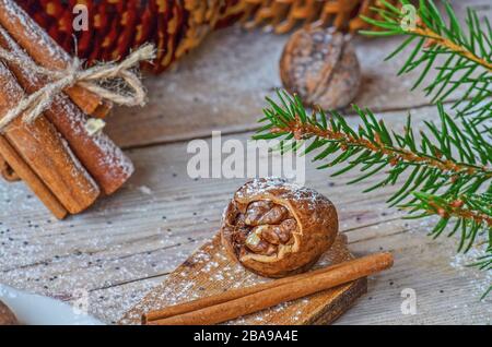 Albero di Natale rami coni e noci. Sfondo di legno di Natale con decorazione naturale Foto Stock