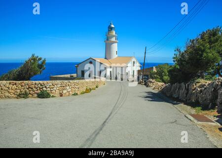 Faro di Faro de Capdepera in cima alle scogliere di Cala Gat vicino Cala Rajada, Maiorca, Spagna Foto Stock