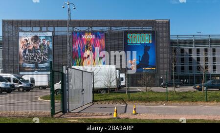 Watford, Regno Unito. 26 marzo 2020. Insegne cinematografiche all'ingresso dei Warner Bros. Studios, sede di Harry Potter, bestie fantastiche e recenti film Mission Impossible. I lavori sulle produzioni sono cessati a causa della pandemia di coronavirus. I lavoratori del settore comprendono principalmente i lavoratori autonomi (dal cameramen al background artistes) e più tardi Rishi Sunak, Cancelliere dello scacchiere, dovrebbe lanciare un piano di sostegno finanziario per loro e i membri dei lavoratori autonomi in altre industrie. Credit: Stephen Chung / Alamy Live News Foto Stock