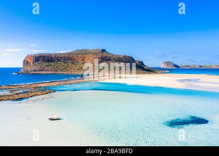 Fantastica vista della laguna di Balos con magica acque turchesi, lagune, spiagge tropicali di pura sabbia bianca e isola di Gramvousa a Creta Grecia Foto Stock