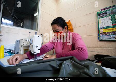 Lalitpur, Nepal. 26 marzo 2020. Un membro dello staff dell'ospedale di Patan indossa una maschera protettiva che cucisce i dispositivi di protezione individuale (DPI) durante il blocco in mezzo alle paure di Coronavirus a Lalitpur. Credit: SOPA Images Limited/Alamy Live News Foto Stock