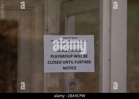 Merton Park, Londra, Regno Unito. 26 marzo 2020. Tranquille strade residenziali in questa zona verde suburbana di Londra sud-occidentale durante la chiusura di Coronavirus. Credit: Malcolm Park/Alamy Live News. Foto Stock