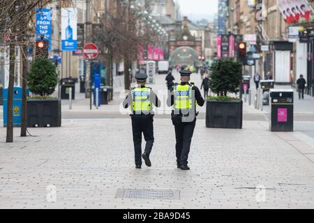 Glasgow, Scozia, Regno Unito. 26 marzo 2020. Coronavirus Lockdown Glasgow, Scozia: Polizia pattugliando le strade deserte alamost nel centro di Glasgow a pranzo Credit: Kay Roxby/Alamy Live News Foto Stock