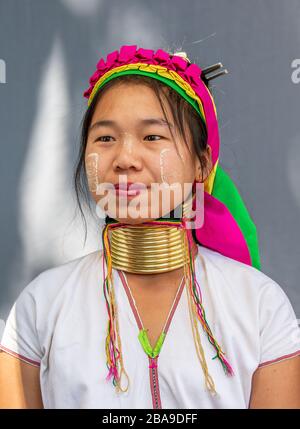 Ritratto di una giovane padaung in abiti tradizionali e con anelli metallici sul collo. 12 febbraio 2019, Myanmar. Foto Stock