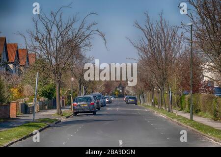 Merton Park, Londra, Regno Unito. 26 marzo 2020. Tranquille strade residenziali in questa zona verde suburbana di Londra sud-occidentale durante la chiusura di Coronavirus. Credit: Malcolm Park/Alamy Live News. Foto Stock