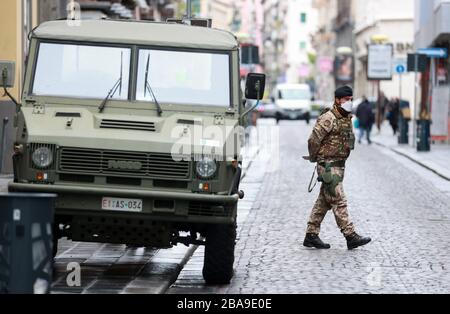 Napoli 26-03-2020 emergenza Coronavirus (COVID-19) nella foto controlli dell'esercito in via Toledo (Newfotosud Alessandro Garofalo) (napolipress/Fotogramma, Napoli - 2020-03-26) p.s. la foto e' utilizzabile nel rispetto del contesto in cui e' stata vista, e senza presentarvi il diffamatorio delle decorrapano Foto Stock