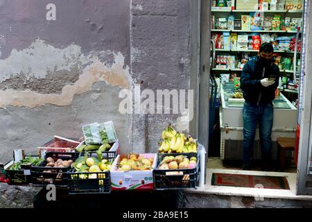 Napoli 26-03-2020 emergenza Coronavirus (COVID-19) raffigurati cittadini con maschere nei quartieri spagnoli (Newfotosud Alessandro Garofalo) (napolipress/Fotogramma, Napoli - 2020-03-26) p.s. la foto e' utilizzabile nel rispetto del documento in cui e' stata vista, e senza intendersi diffamare delle intenzioni Foto Stock