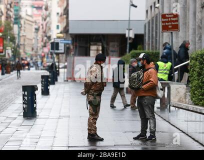 Napoli 26-03-2020 emergenza Coronavirus (COVID-19) nella foto controlli dell'esercito in via Toledo (Newfotosud Alessandro Garofalo) (napolipress/Fotogramma, Napoli - 2020-03-26) p.s. la foto e' utilizzabile nel rispetto del contesto in cui e' stata vista, e senza presentarvi il diffamatorio delle decorrapano Foto Stock