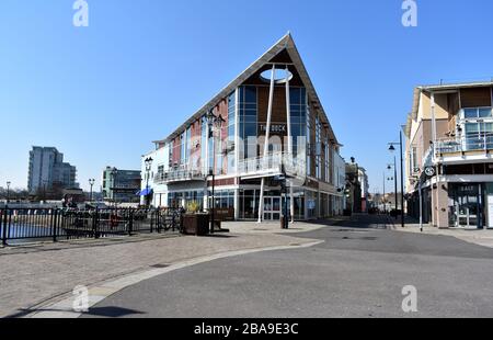 Una baia di Cardiff molto vuota durante il blocco di Coronavirus, Cardiff, Galles Foto Stock