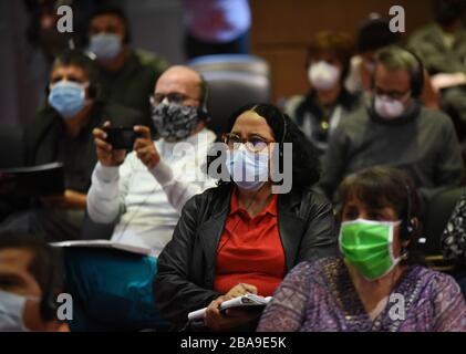 (200326) -- CARACAS, 26 marzo 2020 (Xinhua) -- Foto scattata il 23 marzo 2020 mostra la sede di un incontro on-line sulla prevenzione e il controllo dell'epidemia COVID-19 tra i rappresentanti della Cina e dei paesi dell'America Latina e dei Caraibi a Caracas, Venezuela. Un incontro tempestivo in un momento critico per la regione dell'America Latina e dei Caraibi nella lotta contro il romanzo coronavirus, che si diffonde rapidamente, ha ottenuto un apprezzamento e un apprezzamento generosi tra la popolazione locale. Lunedì sera, i rappresentanti della Cina e dei paesi dell'America Latina e dei Caraibi hanno tenuto la riunione on line sul CO Foto Stock