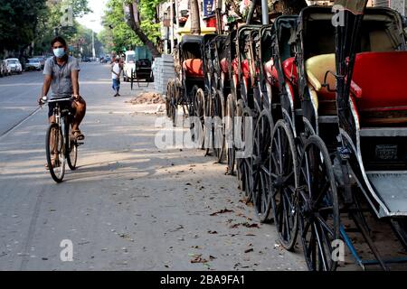 Kolkata, India. 25 Marzo 2020. I rickshaws sono parcheggiati su una strada durante il primo giorno di un blocco nazionale imposto dal governo di 21 giorni come misura preventiva contro il coronavirus COVID-19, a Kolkata, India, il 25 marzo 2020. (Foto di Dipa Chakraborty/Pacific Press/Sipa USA) Credit: Sipa USA/Alamy Live News Foto Stock