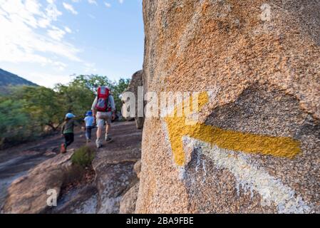 I turisti camminano intorno al Parco Nazionale di Matobo in Zimbabwe. Foto Stock