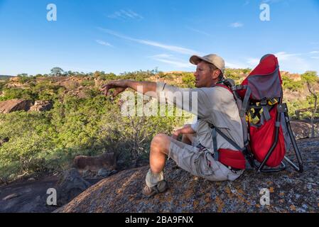 Un escursionista cammina attraverso il sito patrimonio mondiale dell'UNESCO, il Parco Nazionale di Matobo, Zimbabwe. Foto Stock