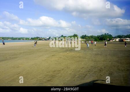 I nativi stanno giocando a calcio su ciascuno a Playa Blanca a Isla de Baru a Cartagena, Columbia e City scape Foto Stock