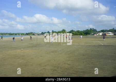 I nativi stanno giocando a calcio su ciascuno a Playa Blanca a Isla de Baru a Cartagena, Columbia e City scape Foto Stock