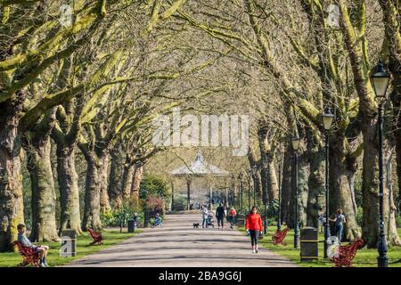 Londra, Regno Unito. 26 marzo 2020. La gente esce a Battersea Park per ottenere il loro giorno di esercizio in - la maggior parte pratica di distanza sociale. Il secondo giorno dell'epidemia di "lockdown" a Clapham - Coronavirus (Covid 19) a Londra. Credit: Guy Bell/Alamy Live News Foto Stock