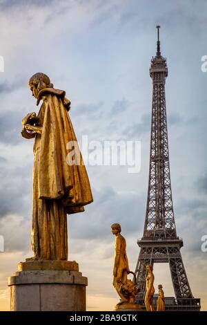 Vista mattutina della Torre Eiffel e delle statue dorate da Place du Trocadero, 16° arrondissement, Parigi, Francia Foto Stock