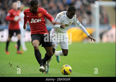 Nathan Dyer (a destra) di Swansea City e Patrice Evra (a sinistra) del Manchester United combattono per la palla Foto Stock