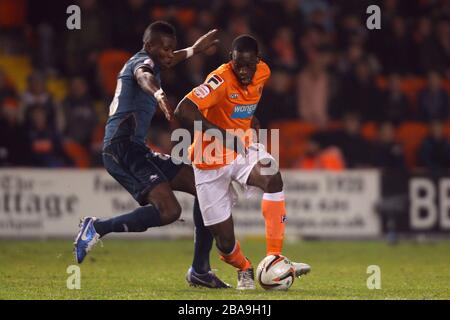 Isaiah Osbourne di Blackpool (a destra) e Wolverhampton Wanderers Tongo Doumbia (a sinistra) combattono per la palla Foto Stock