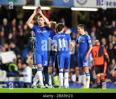 Gary Cahill di Chelsea riconosce la folla dopo il fischio finale Foto Stock