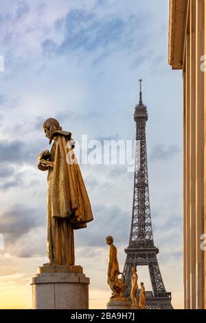 Vista mattutina della Torre Eiffel e delle statue dorate da Place du Trocadero, 16° arrondissement, Parigi, Francia Foto Stock
