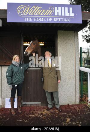 Il rider di dressage Laura Collett (a sinistra) e Clive Smith, proprietario, nella foto con Kauto Star Foto Stock