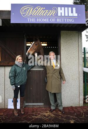 Il rider di dressage Laura Collett (a sinistra) e Clive Smith, proprietario, nella foto con Kauto Star Foto Stock