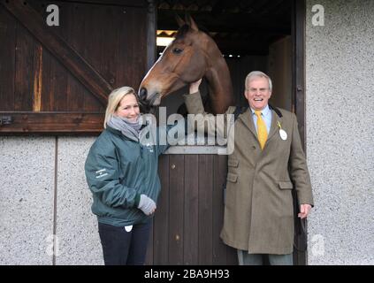 Il rider di dressage Laura Collett (a sinistra) e Clive Smith, proprietario, nella foto con Kauto Star Foto Stock