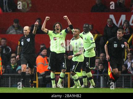 (Da sinistra a destra) Fabricio Coloccini, Danny Simpson e Papiss Cisse del Newcastle United celebrano come arbitro Mike Dean (a sinistra) premia il proprio obiettivo Foto Stock