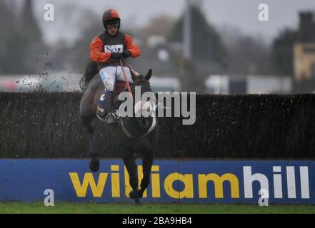 Sam Waley Cohen a bordo di Long Run schiarisce l'ultimo sulla strada per vincere un drammatico William Hill King George VI Chase Foto Stock