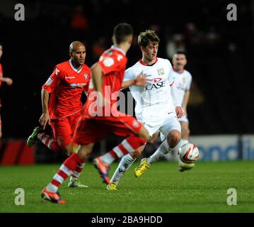 Patrick Bambford di Milton Keynes Dons (a destra) in azione Foto Stock