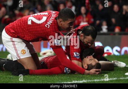 Javier Hernandez (in basso) del Manchester United festeggia il quarto goal del suo fianco con il compagno di squadra Ryan Giggs (a destra) e Chris Smalling (a sinistra) Foto Stock