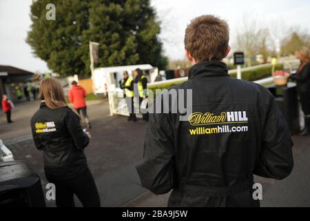 Dettaglio della segnaletica di William Hill sugli abiti del team delle promozioni all'ippodromo di Kempton Park Foto Stock