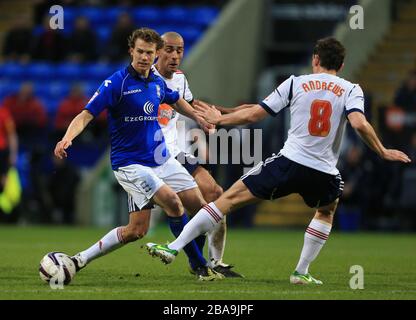 Keith Andrews di Bolton Wanderers (a destra) e Jonathan Spector di Birmingham City (a sinistra) combattono per la palla Foto Stock