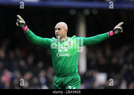 Il portiere di Everton, Tim Howard, festeggia dopo che il suo compagno di squadra Steven Pienaar (non nella foto) ha ottenuto l'obiettivo di apertura della sua squadra Foto Stock