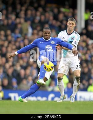 Victor Anichebe di Everton (a sinistra) e Gary Cahill di Chelsea (a destra) combattono per la palla Foto Stock