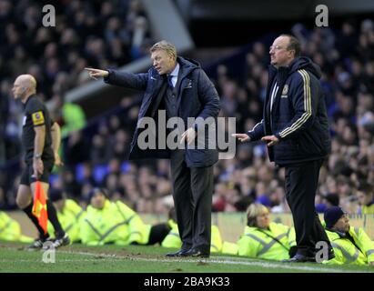 Il manager di Everton David Moyes (a sinistra) e il manager provvisorio di Chelsea Rafael Benitez (a destra) danno istruzioni sulla linea di contatto Foto Stock