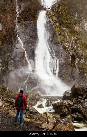 Aber Falls in piena forza durante la tempesta Jorge, Galles Foto Stock